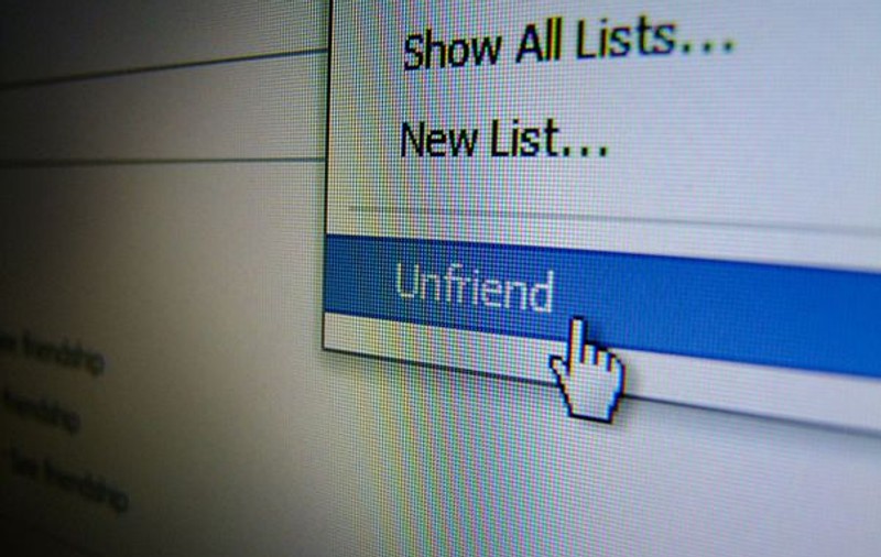 STUDIU: Iată de ce trebuie să-i dai "unfriend" fostului/fostei pe Facebook!