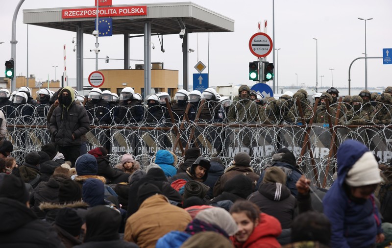 Polonia va începe în decembrie să ridice un gard permanent la granița cu Belarus
