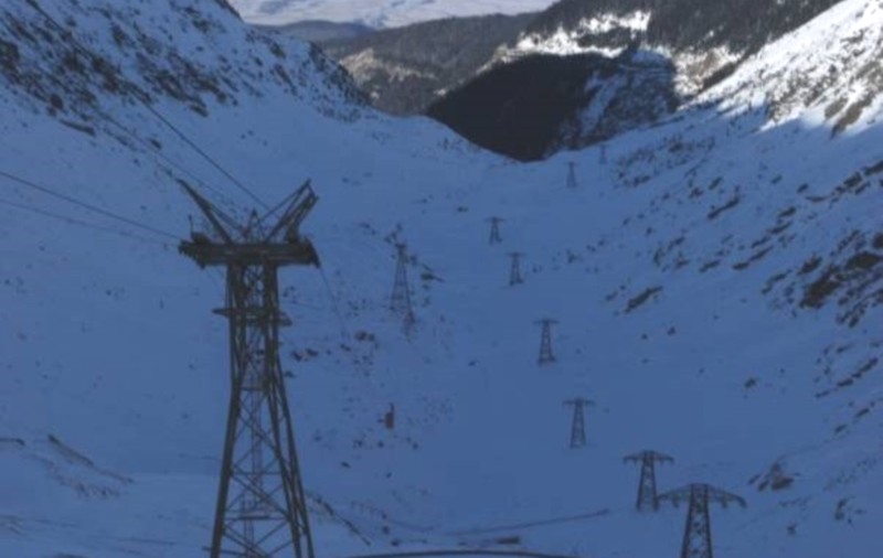 TURIȘTI BLOCAȚI de viscol ÎN TELECABINĂ, la Sinaia!
