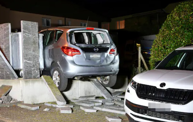 Copil de doi ani accidentat mortal de o mașină care a luat-o la vale, în Elveția. Șoferul a uitat să tragă frâna de mână