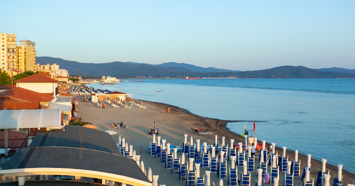 Imagine panoramică cu plaja din Follonica, Italia