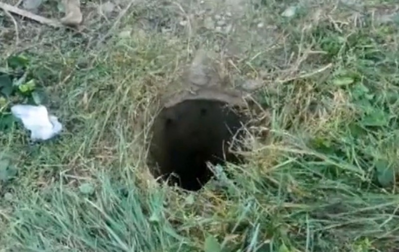 La un pas de tragedie! Un copil de un an din Bistriţa a căzut într-o conductă îngustă