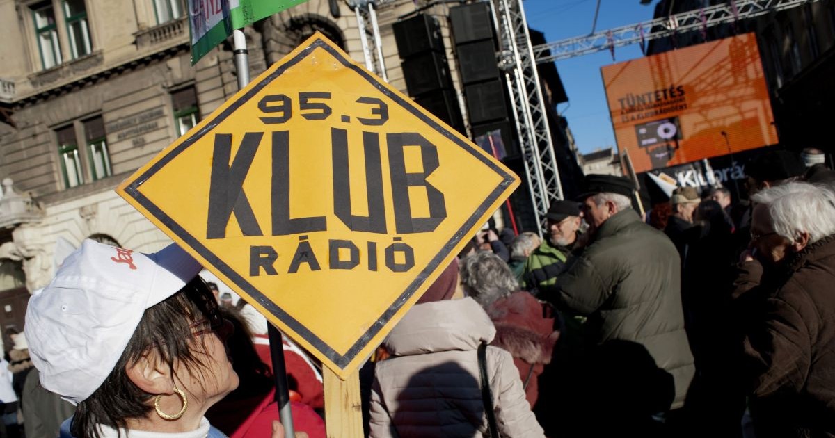 Klubradio a mai trecut, în 2012, prin pericolul de a-și pierde licența, ceea ce a atras proteste de stradă FOTO: EPA