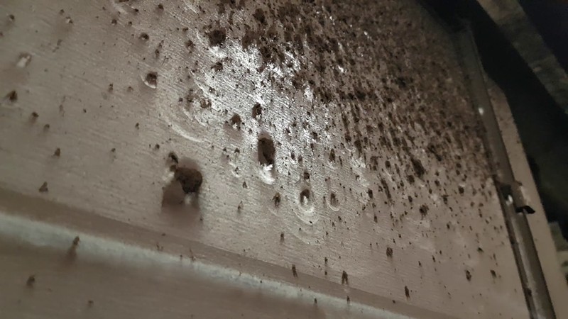 Fiindcă sistemul de ventilaţie e vechi, iar filtrele se spală şi se reutilizează de mai multe ori înainte de a fi înlocuite, aerul care e pompat în staţiile de metrou e plin de praf