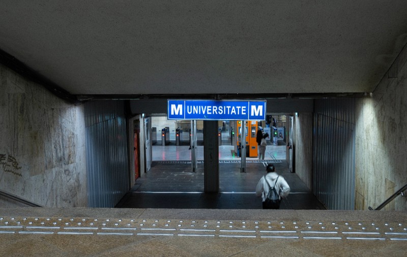 O tânără din București a câștigat 23.000 de euro, după ce s-a împiedicat în stația de metrou Universitate și a dat în judecată Metrorex