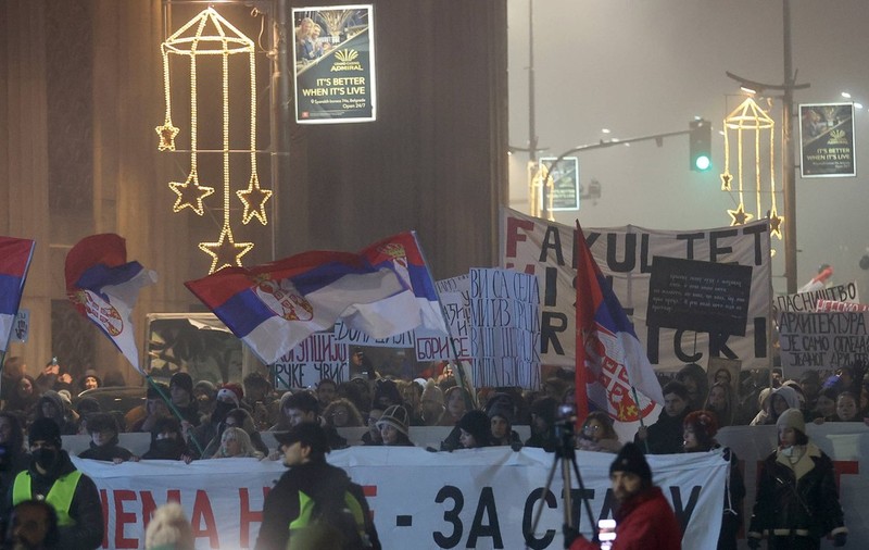 O nouă zi de proteste masive în Serbia față de corupție. Trandafiri albi aruncați pe Dunăre. Președintele Vucic acuză interese străine I VIDEO