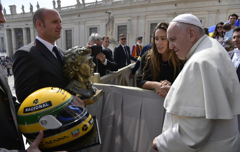 VIDEO / Papa Francisc a primit casca lui Ayrton Senna