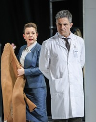 Mirela Oprișor joacă alături de Mihai Călin în piesa „Despre oameni, doctori și rinoceri”. Foto: Florin Ghioca
