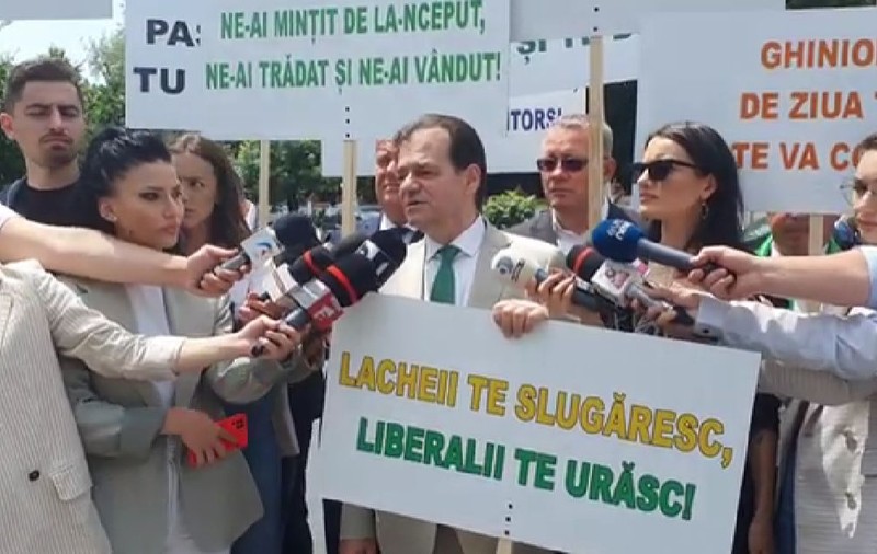 Ludovic Orban, însoțit de circa 15 susținători, protestează la poarta Palatului Cotroceni în timpul consultărilor