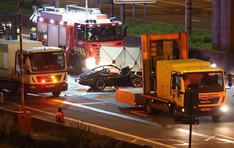 Un român, șofer de amortizor de impact în Belgia, a scăpat cu viață după ce un star TV beat a intrat cu un Porsche de epocă în el: „Nu e primul accident, dar e cel mai grav”