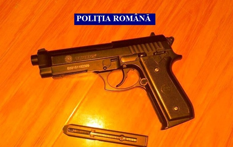 Bărbat de etnie romă, arestat pentru că ”a plantat” două pistoale în casa unui rival din Lugoj