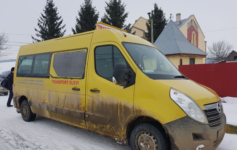 REPORTAJ/Peste 50 de copii dintr-un sat din Vaslui merg 15 kilometri prin zăpadă și ger ca să ajungă la școală