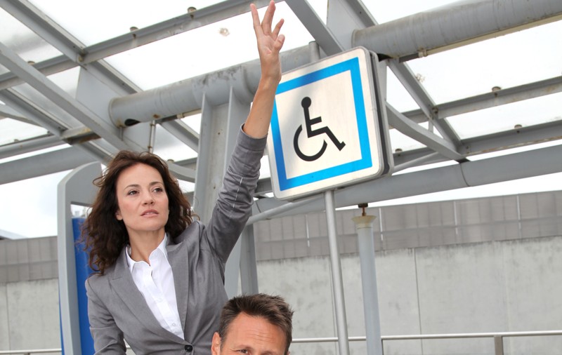 În vacanţă, cu scaunul cu rotile. Trei lucruri pe care trebuie să le ştie, la îmbarcarea în avion, persoanele cu mobilitate redusă