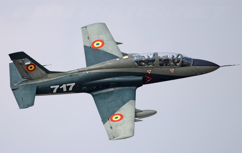 UPDATE/ Primele imagini cu avionul militar care s-a prăbușit în localitatea Nicolae Bălcescu, județul Bacău. Piloții au fost găsiți în viață