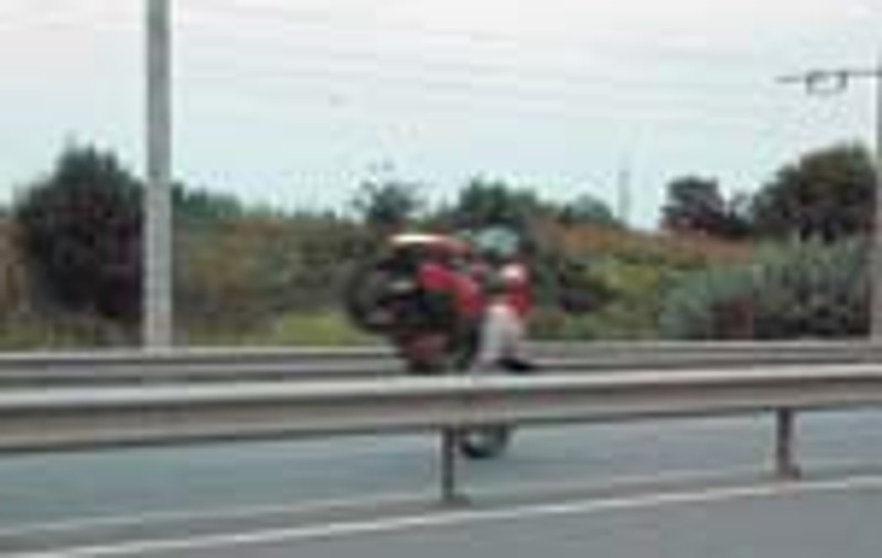 Sfideaza moartea de pe motor