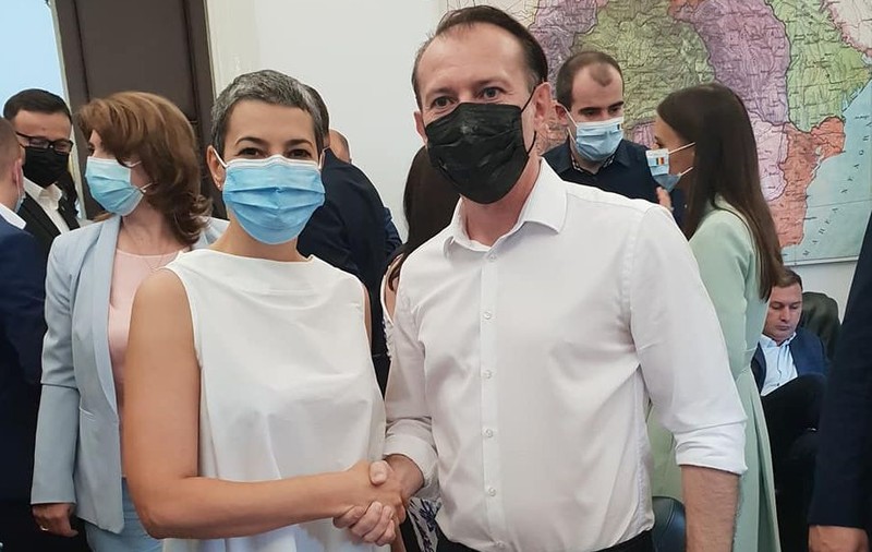 Instituția care are ca misiune susținerea neutralității funcționarilor publici o prezintă pe șefa instituției după vechimea în PNL