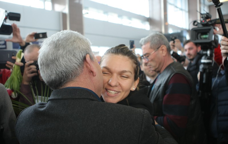 Stere Halep a pupat-o cu foc pe Simona. Reîntregirea familiei Halep, pe aeroport / VIDEO
