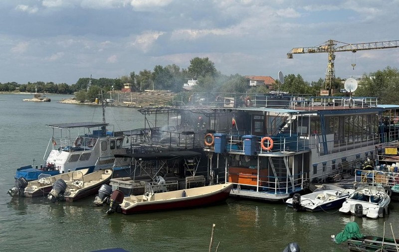 Un ponton dormitor din Tulcea a fost făcut scrum. Flăcările s-au extins la bărcile din apropiere
