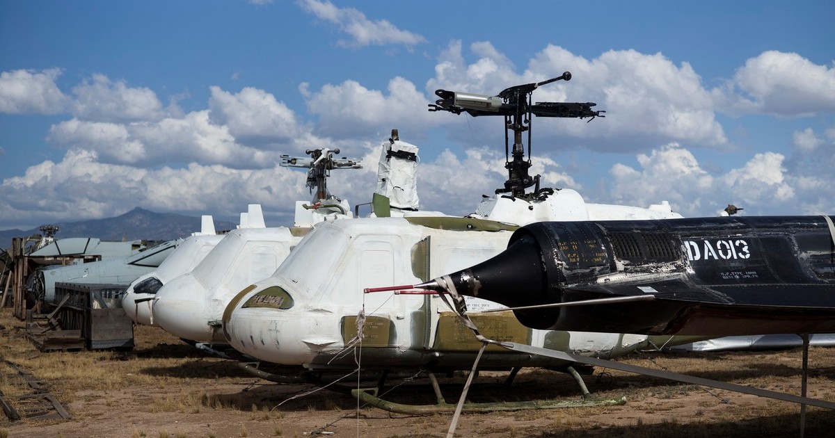 O dronă de recunoaștere Lockheed D-21, alături de alte aeronave într-o curte a Grupului de întreținere aerospațială de la baza forțelor aeriene americane Davis-Monthan, în Tucson, Arizona. Foto Profimedia