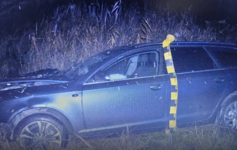 Șofer beat și fără permis, cu poliția pe urmele lui, s-a izbit de un copac, în Dolj. Urmărirea dura de patru kilometri