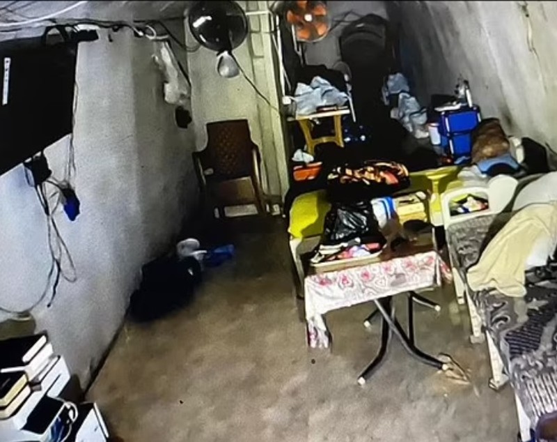 Un televizor, o canapea improvizată și ventilatoare pentru reglarea umidității. Imagini din ascunzătoarea fostului lider Hamas, Yahya Sinwar