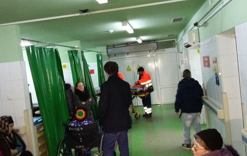 Un drogat a făcut praf un aparat de mii de euro în timp ce medicii încercau să îl salveze! VIDEO
