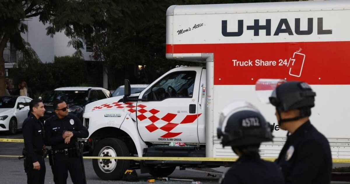 Un camion pe care scrie U-Haul a intrat într-un grup de manifestanți care protestau față de regimul iranian, iar polițiștii sunt la fața locului, Los Angeles, 11 ianuarie 2026