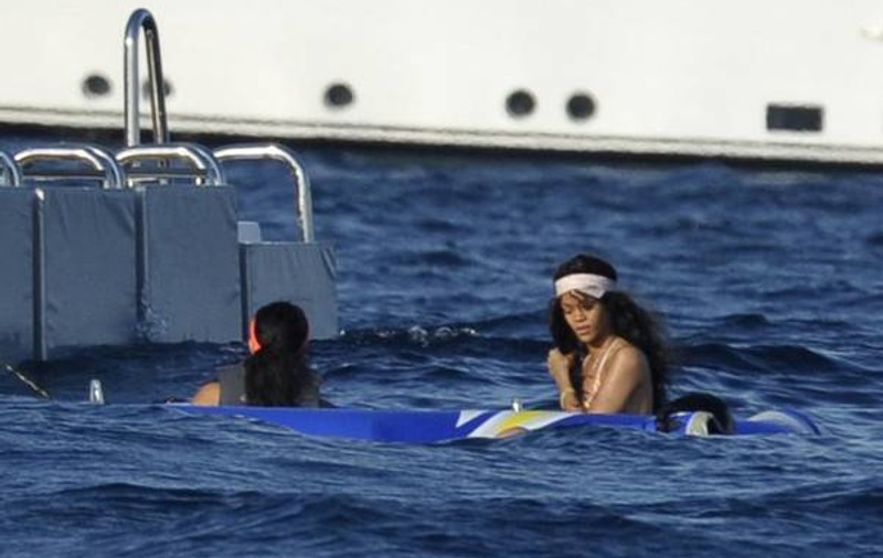 Ce se mai distrează Rihanna în vacanţa din Italia! | FOTO