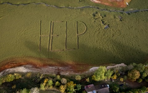 Un mesaj cu literele „HELP” văzut de sus
