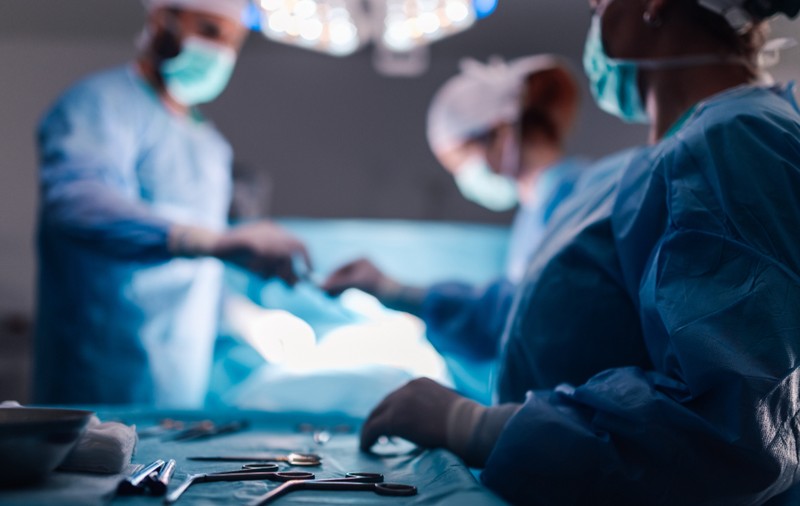 Doctorița care și-a lăsat fiica de 13 ani să opereze un pacient pe creier și să-i găurească craniul a fost achitată. „Gândul că m-a operat un copil îmi provoacă probleme cu somnul”