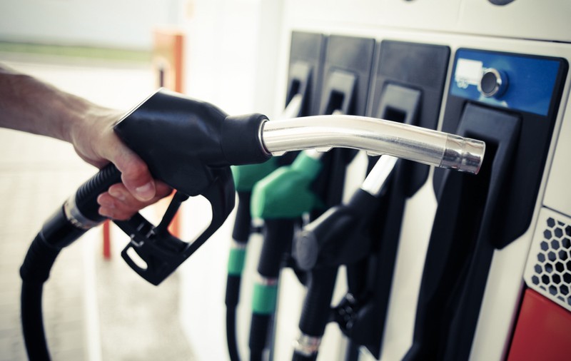 Din bâlbâială în bâlbâială spre reducerea finală. Statul se ceartă cu petroliștii cu privire la scăderea accizelor la carburanți