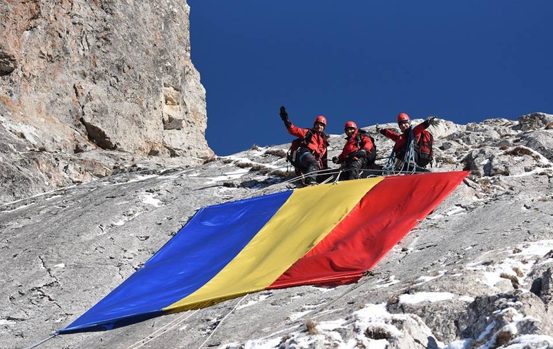 FOTO/ Salvamontiști suceveni au pus de Ziua Națională un drapel uriaș pe Pietrele Doamnei și drapele tricolore mai mici pe principalele vârfuri din Țara Dornelor