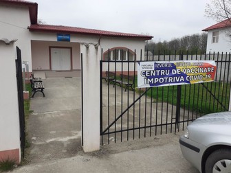 Intrarea în Centrul de vaccinare anti-Covid-19 din comuna Izvoru. FOTO: Libertatea