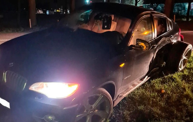 Un român care a fugit de poliție, după ce a făcut accident cu un BMW furat în Belgia, a fost găsit de un câine zăcând într-un șanț, în Olanda