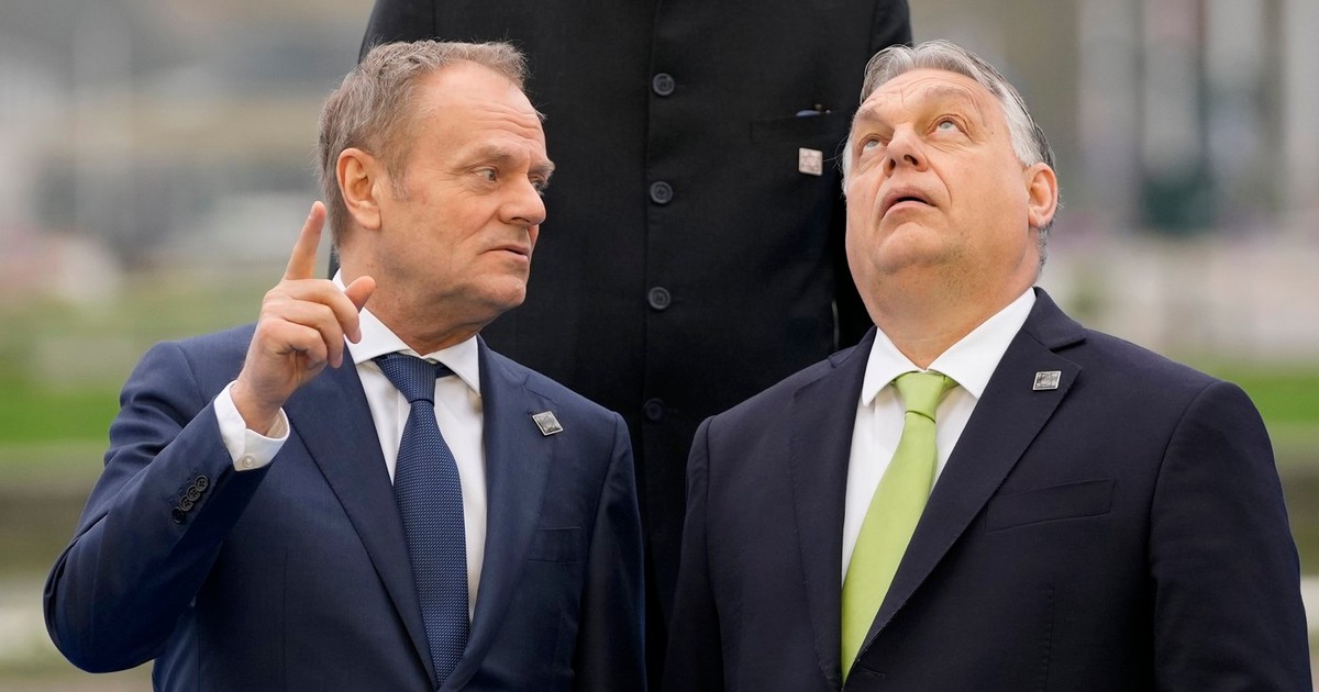 Donald Tusk (stânga) și Viktor Orban surprinși în timp ce discută în marja unui summit la Bruxelles Foto: Profimedia