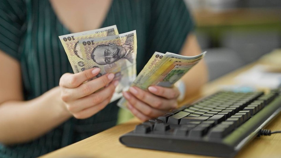 O femeie numără bani. Poză cu caracter ilustrativ. Foto: Shutterstock