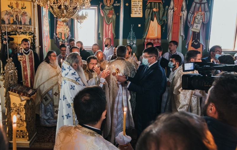 Costel Alexe și Rareș Bogdan au participat, la Iași, la o liturghie, fără să pastreze distanțarea fizică. Ministrul mediului a postat fotografiile pe rețelele sociale