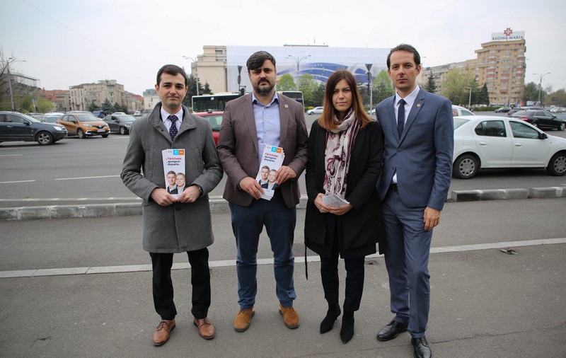 FOTO | Parlamentarii USR vin în Piaţa Victoriei, la ora şedinţei de Guvern. Fac audienţă publică, în contextul unei posibile Ordonanţe pe Codurile Penale