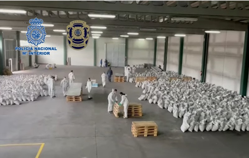 Aproape o tonă de „cocaină neagră”, confiscată în Spania