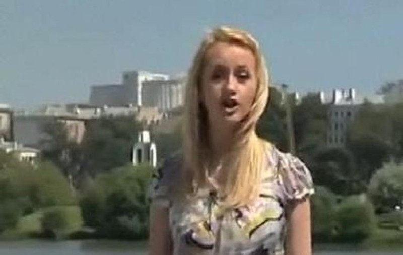 BLONDĂ, dar sigură pe ea! Reportera vorbeşte despre căldura mare şi sfârşeşte... UDĂ TOATĂ ŞI JULITĂ! VIDEO