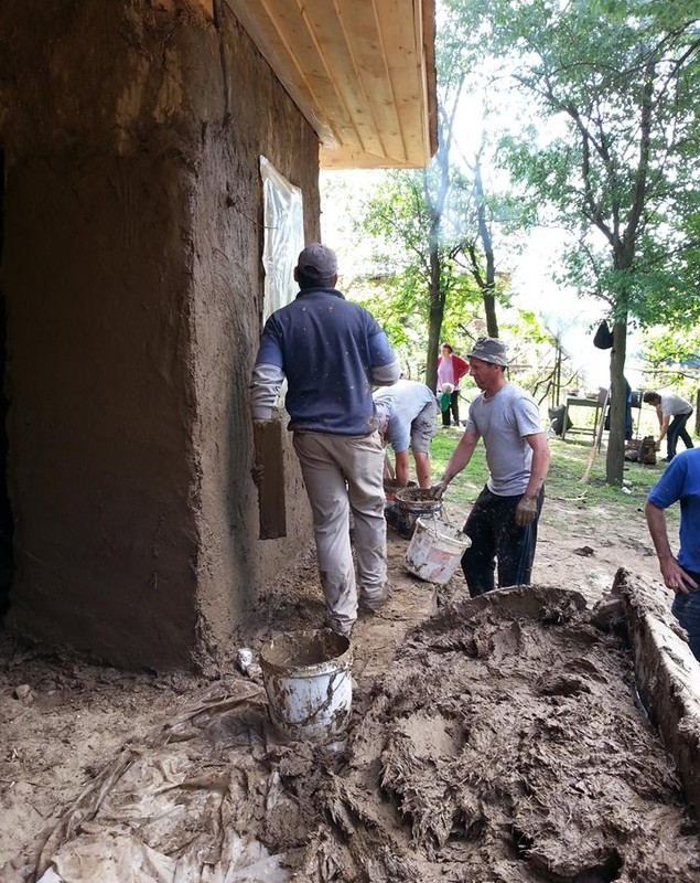 Clacă la casa lui George Enescu! Voluntarii au reparat pereții cu mâinile goale