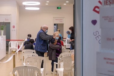 Dumitru și Doina, doi bucureșteni care și-au făcut acum și a treia doză