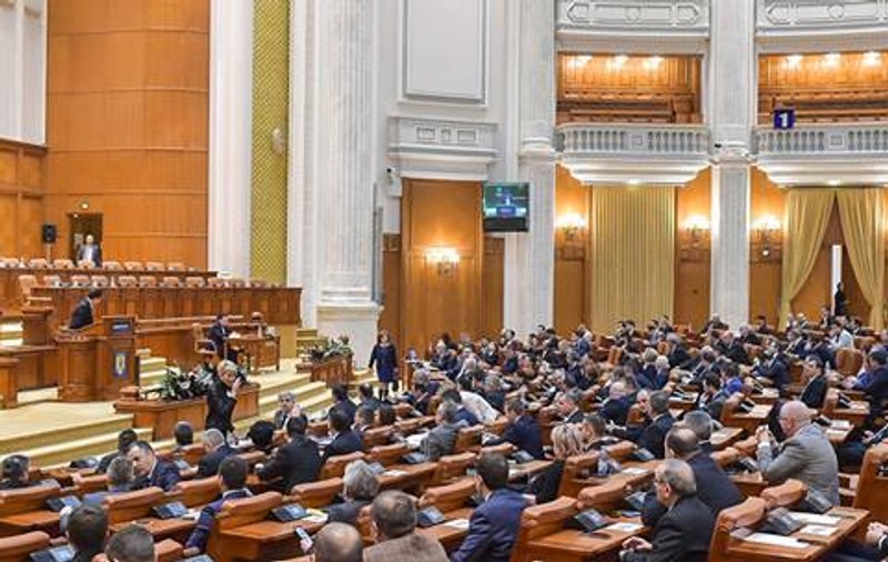 Parlamentarii tăcuți: Cine sunt aleșii care au vorbit în plen o singură dată, la depunerea jurământului de credință