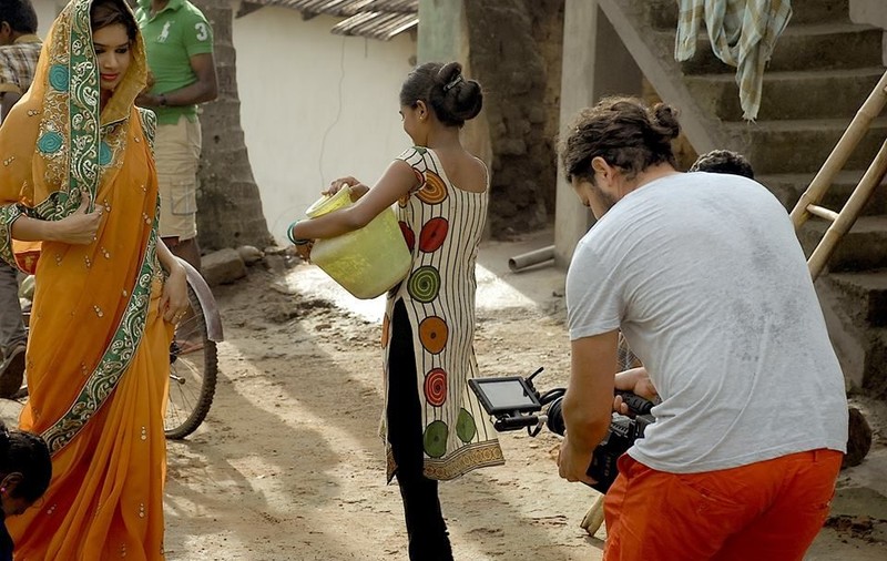 Alex Ceauşu este primul regizor român, care a filmat la Bollywood, pentru un binecunoscut artist indian