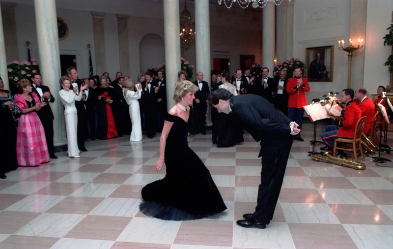 Rochia purtată de prințesa Diana la dineul de la Casa Albă, unde a dansat cu John Travolta, scoasă la licitație. Suma la care este evaluată ținuta