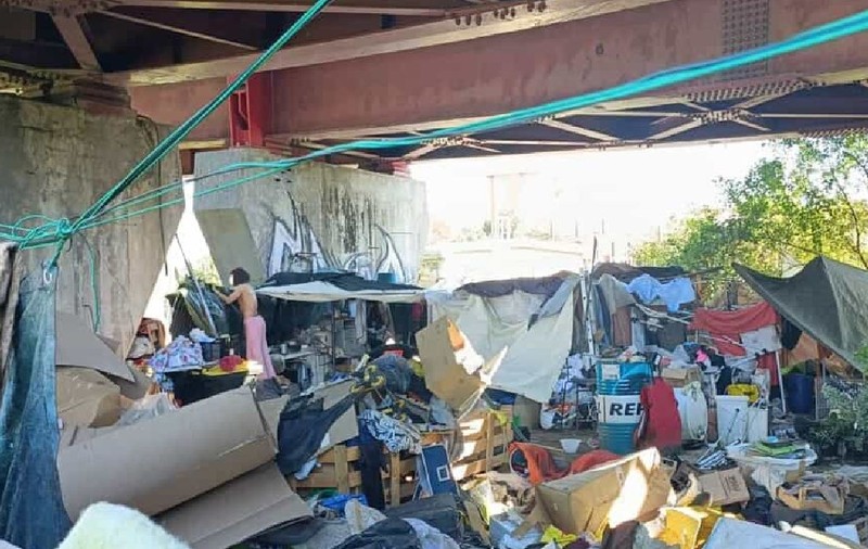 Un român trăiește de doi ani sub un pod din Firenze, după 25 de ani în Italia, pentru că nu mai are încredere în oameni