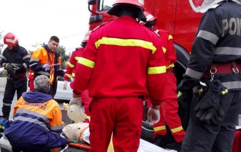 A oprit autoutilitara în pantă fără s-o asigure și a început să descarce marfă! Un bărbat a scăpat miraculos cu viață după ce mașina a luat-o la vale