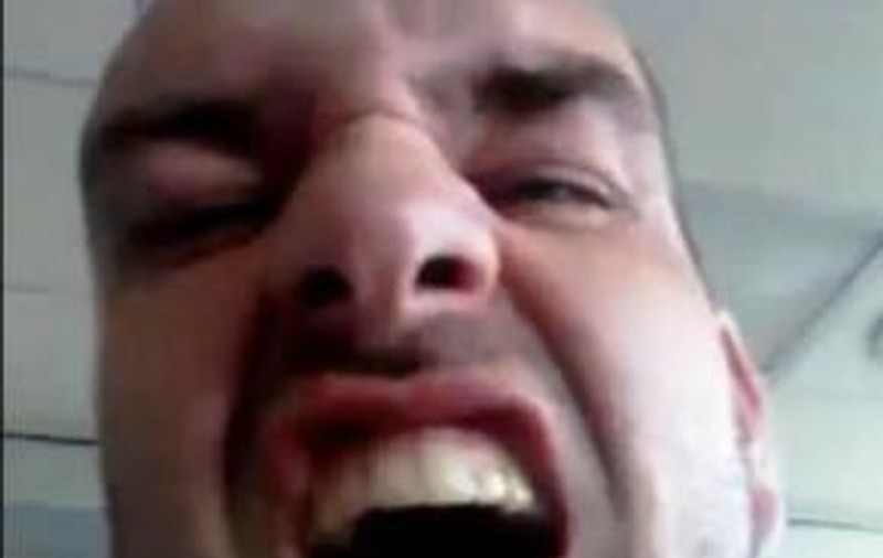 VIDEO / Concediat fiindcă s-a distrat pe seama gripei porcine!