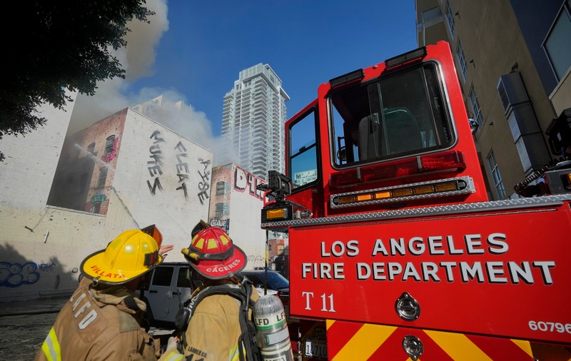 Un incendiu masiv a mistuit Hotelul Morrison din Los Angeles, făcut celebru de albumul trupei The Doors 