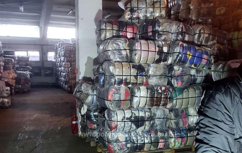 Aproape 500 de tone de haine second-hand degradate, găsite în urma unor percheziţii în Târgu Mureş